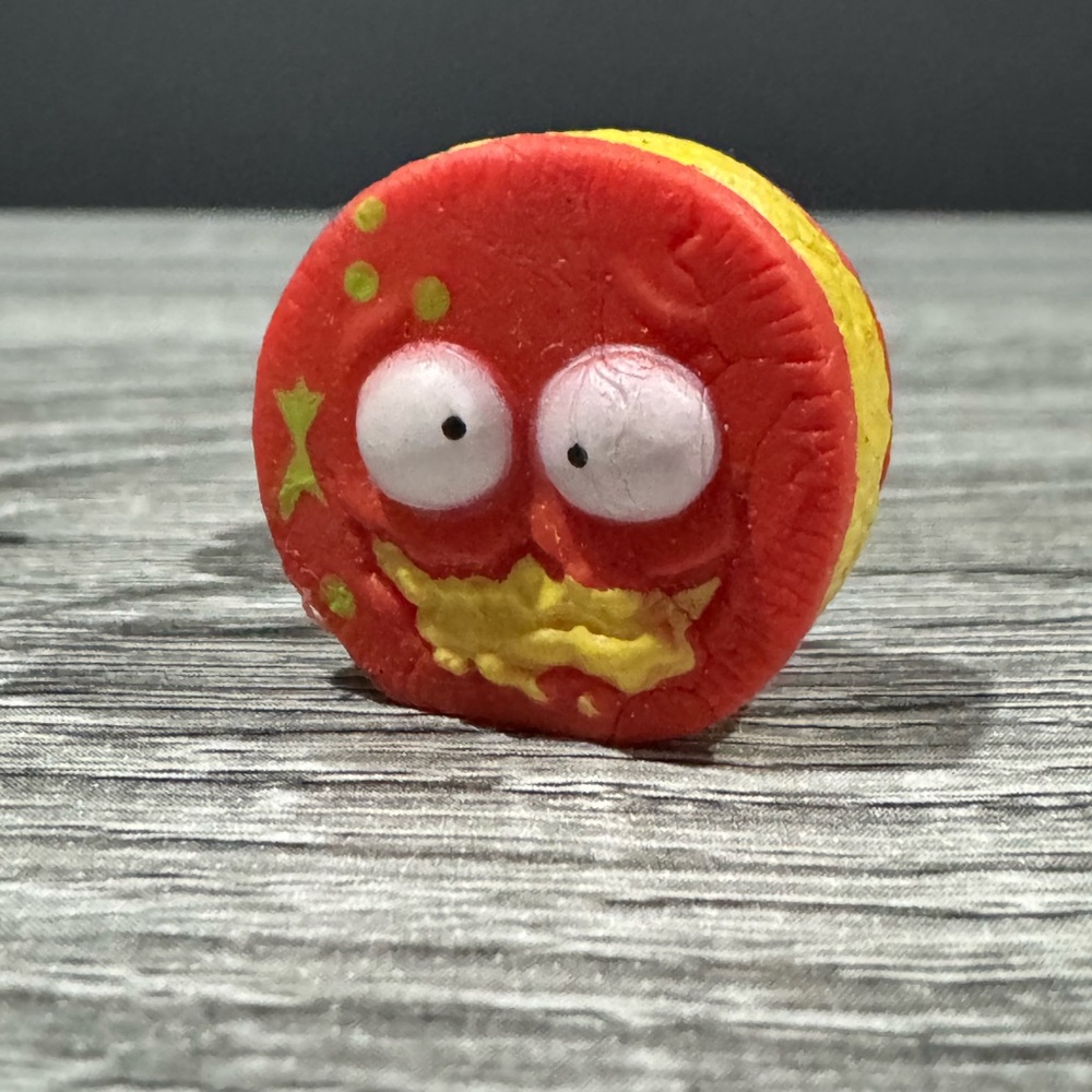 The Grossery Gang | Red Barf Biscuit (1-085) - Mini Collectable Figure
